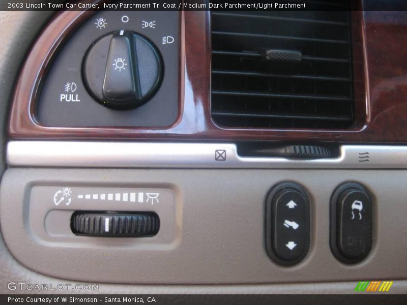 Ivory Parchment Tri Coat / Medium Dark Parchment/Light Parchment 2003 Lincoln Town Car Cartier