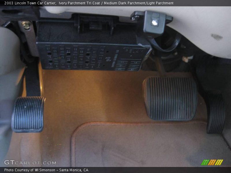 Ivory Parchment Tri Coat / Medium Dark Parchment/Light Parchment 2003 Lincoln Town Car Cartier