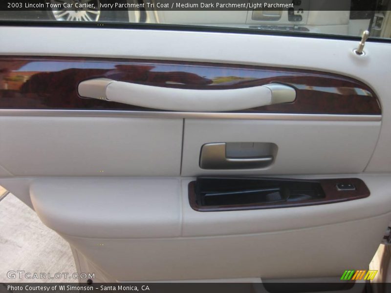 Ivory Parchment Tri Coat / Medium Dark Parchment/Light Parchment 2003 Lincoln Town Car Cartier