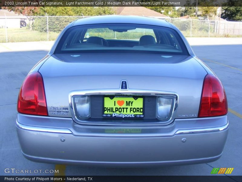 Light Parchment Gold / Medium Dark Parchment/Light Parchment 2003 Lincoln Town Car Signature