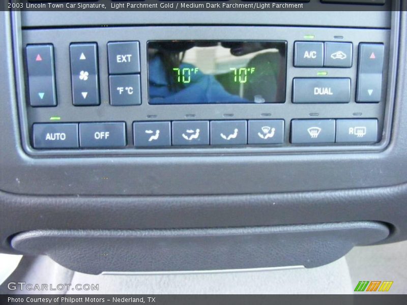 Light Parchment Gold / Medium Dark Parchment/Light Parchment 2003 Lincoln Town Car Signature