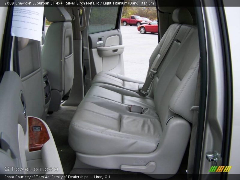 Silver Birch Metallic / Light Titanium/Dark Titanium 2009 Chevrolet Suburban LT 4x4