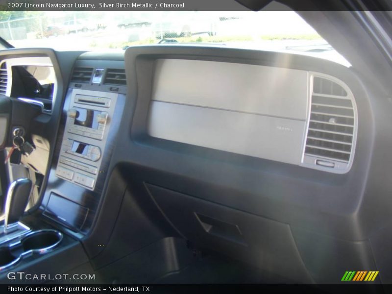 Silver Birch Metallic / Charcoal 2007 Lincoln Navigator Luxury
