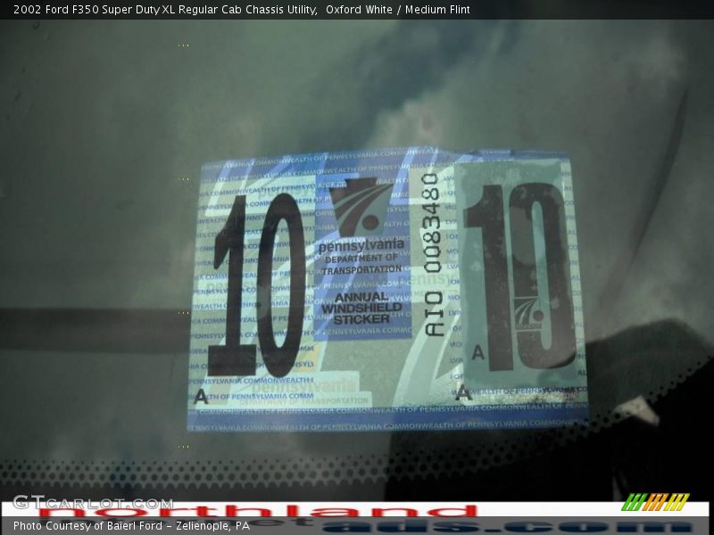 Oxford White / Medium Flint 2002 Ford F350 Super Duty XL Regular Cab Chassis Utility