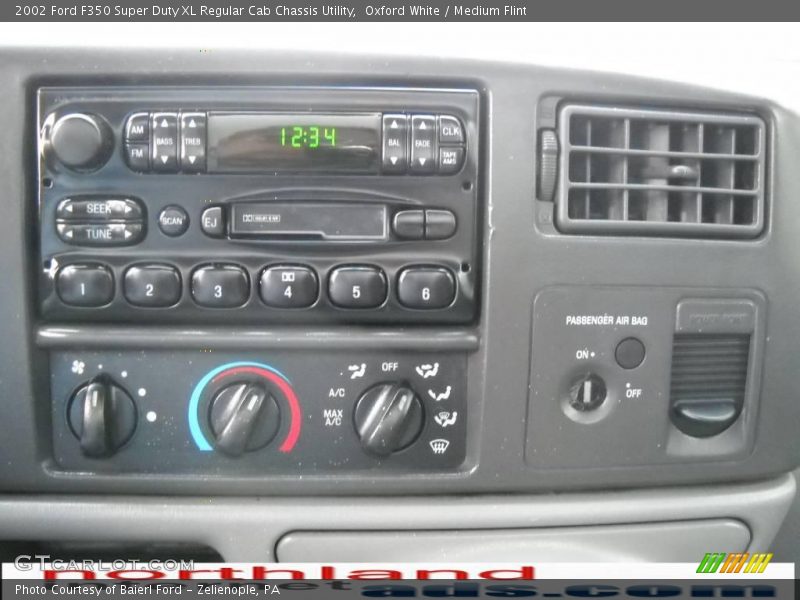Oxford White / Medium Flint 2002 Ford F350 Super Duty XL Regular Cab Chassis Utility