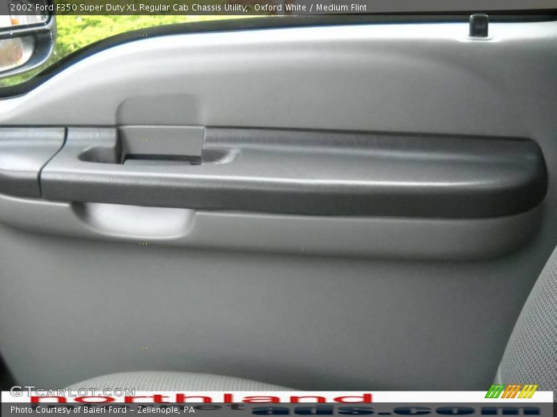 Oxford White / Medium Flint 2002 Ford F350 Super Duty XL Regular Cab Chassis Utility