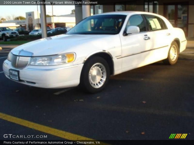 Vibrant White / Light Parchment 2000 Lincoln Town Car Executive