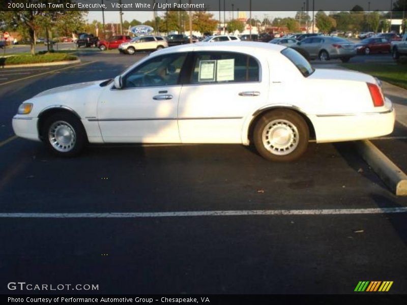 Vibrant White / Light Parchment 2000 Lincoln Town Car Executive