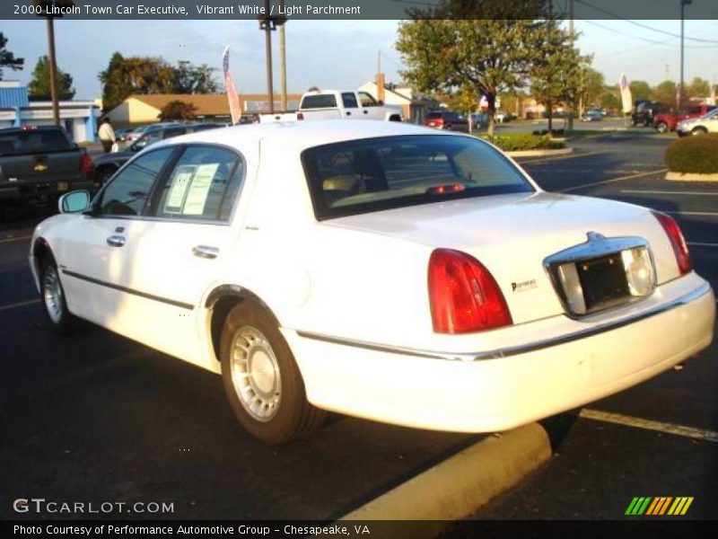 Vibrant White / Light Parchment 2000 Lincoln Town Car Executive