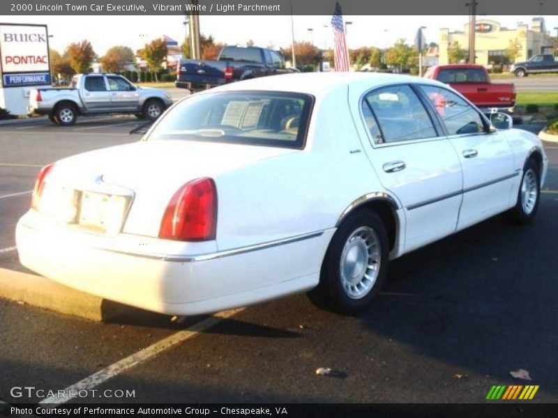Vibrant White / Light Parchment 2000 Lincoln Town Car Executive