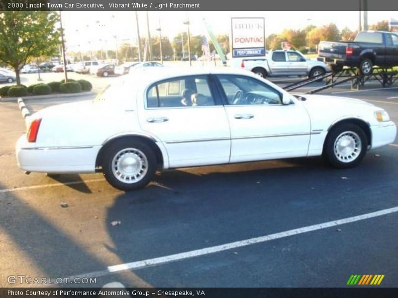 Vibrant White / Light Parchment 2000 Lincoln Town Car Executive