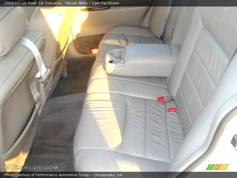 Vibrant White / Light Parchment 2000 Lincoln Town Car Executive