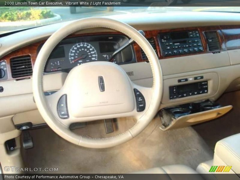 Vibrant White / Light Parchment 2000 Lincoln Town Car Executive