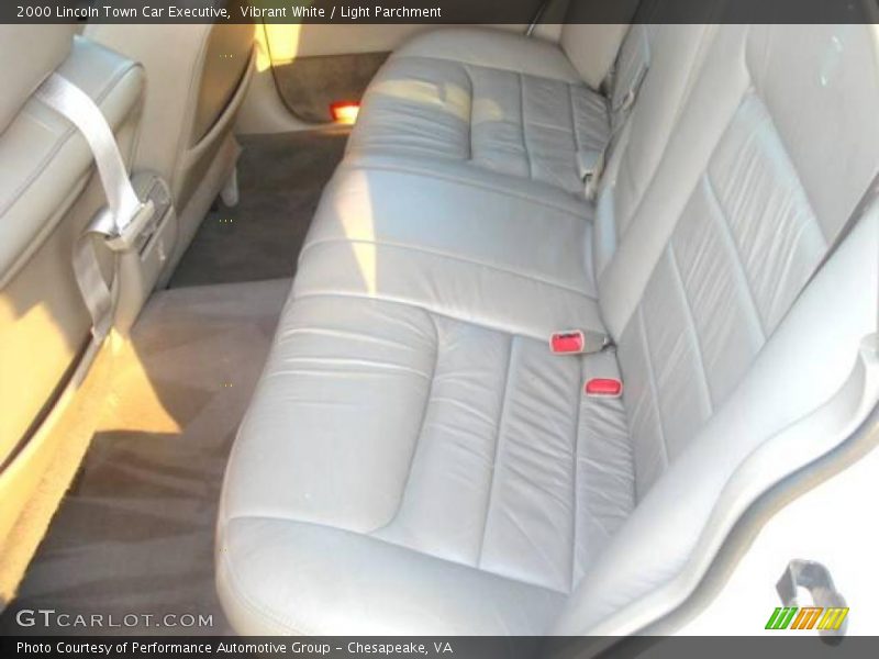 Vibrant White / Light Parchment 2000 Lincoln Town Car Executive