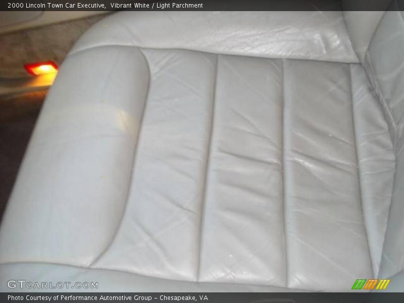 Vibrant White / Light Parchment 2000 Lincoln Town Car Executive