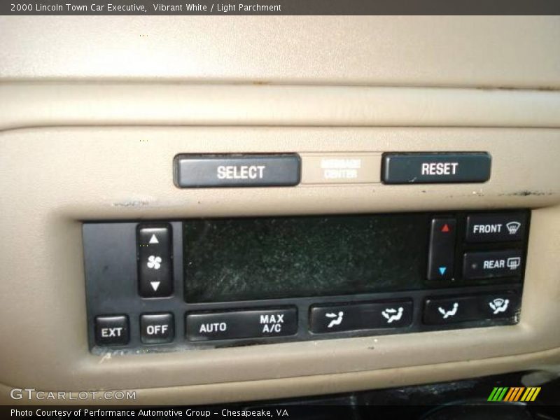 Vibrant White / Light Parchment 2000 Lincoln Town Car Executive