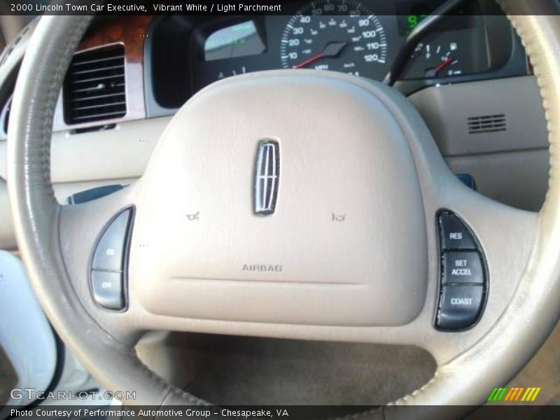 Vibrant White / Light Parchment 2000 Lincoln Town Car Executive