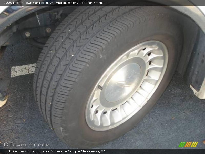 Vibrant White / Light Parchment 2000 Lincoln Town Car Executive