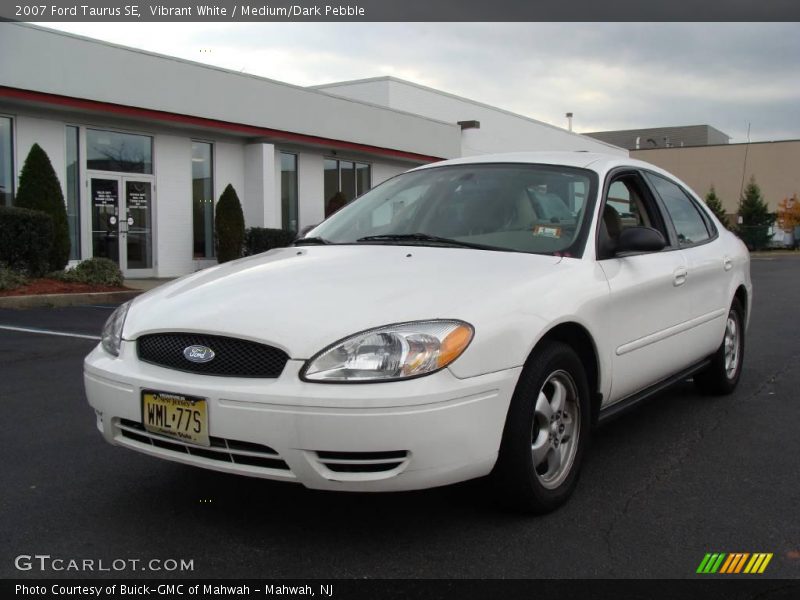 Vibrant White / Medium/Dark Pebble 2007 Ford Taurus SE