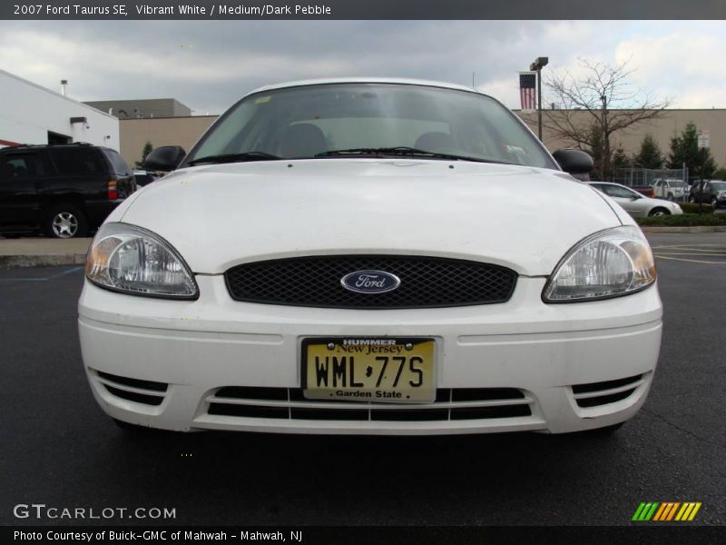 Vibrant White / Medium/Dark Pebble 2007 Ford Taurus SE