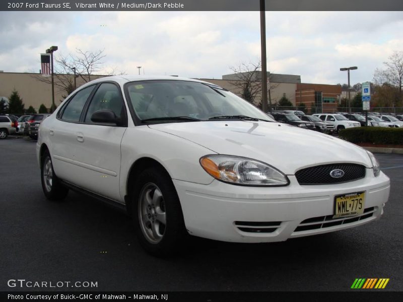 Vibrant White / Medium/Dark Pebble 2007 Ford Taurus SE