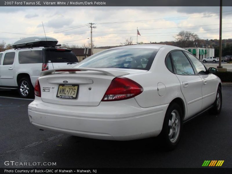 Vibrant White / Medium/Dark Pebble 2007 Ford Taurus SE