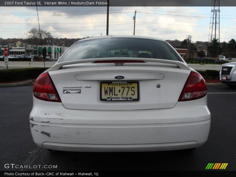 Vibrant White / Medium/Dark Pebble 2007 Ford Taurus SE