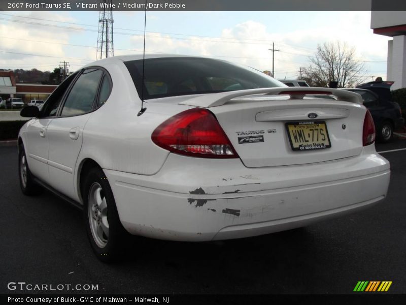 Vibrant White / Medium/Dark Pebble 2007 Ford Taurus SE
