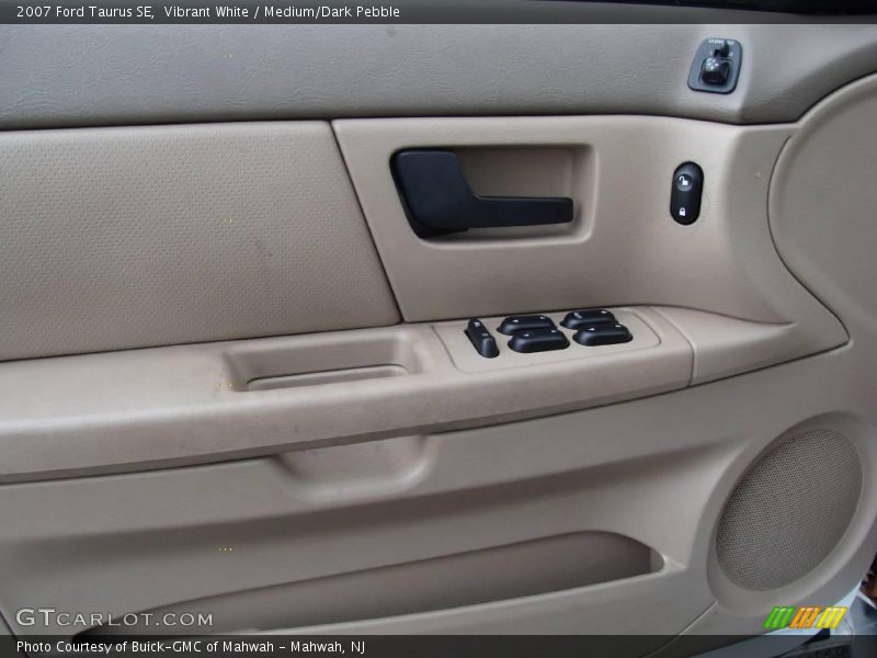 Vibrant White / Medium/Dark Pebble 2007 Ford Taurus SE