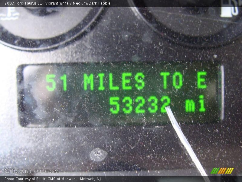 Vibrant White / Medium/Dark Pebble 2007 Ford Taurus SE