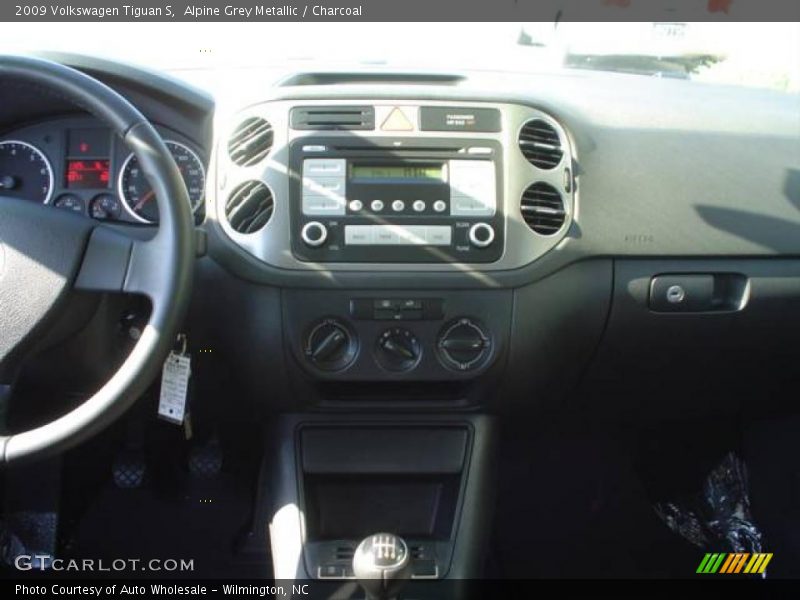 Alpine Grey Metallic / Charcoal 2009 Volkswagen Tiguan S