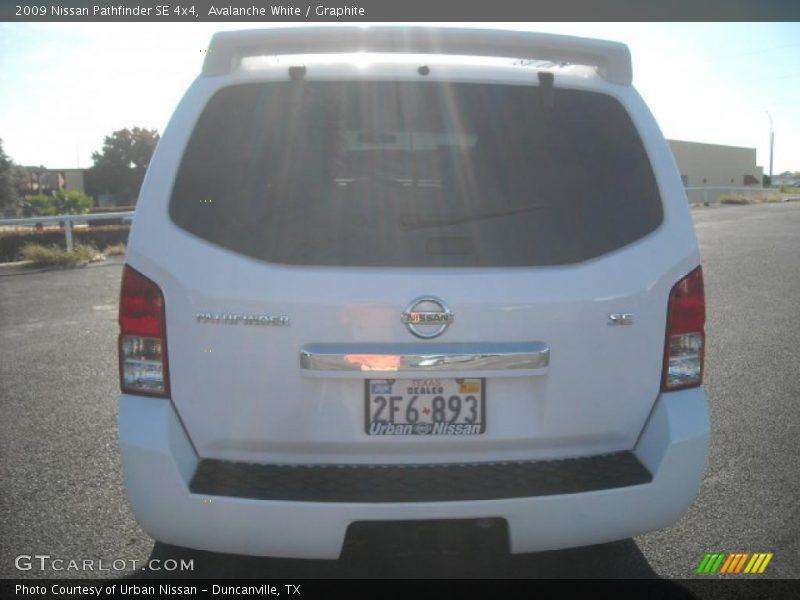 Avalanche White / Graphite 2009 Nissan Pathfinder SE 4x4