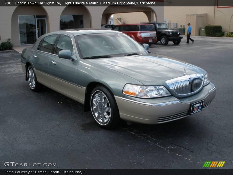 Light Tundra Metallic / Medium Light Stone/Dark Stone 2005 Lincoln Town Car Signature
