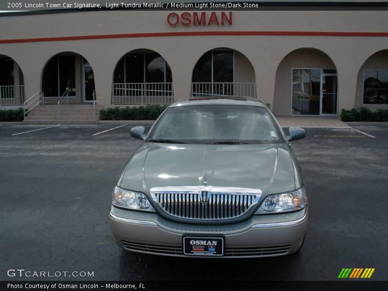 Light Tundra Metallic / Medium Light Stone/Dark Stone 2005 Lincoln Town Car Signature