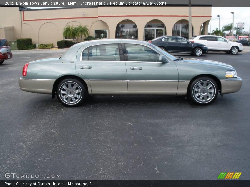 Light Tundra Metallic / Medium Light Stone/Dark Stone 2005 Lincoln Town Car Signature