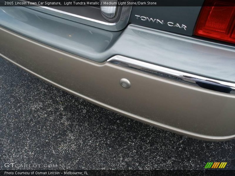 Light Tundra Metallic / Medium Light Stone/Dark Stone 2005 Lincoln Town Car Signature