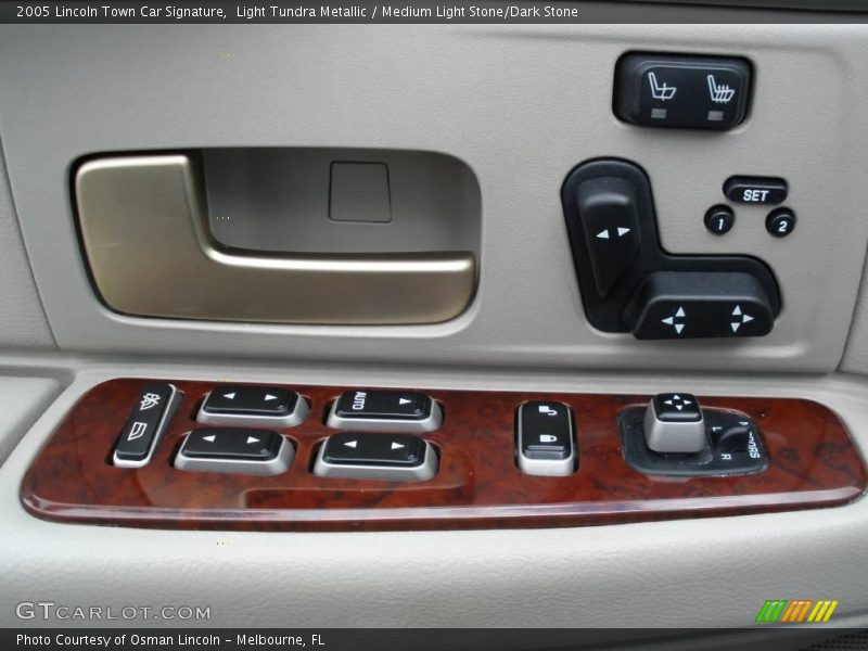 Light Tundra Metallic / Medium Light Stone/Dark Stone 2005 Lincoln Town Car Signature
