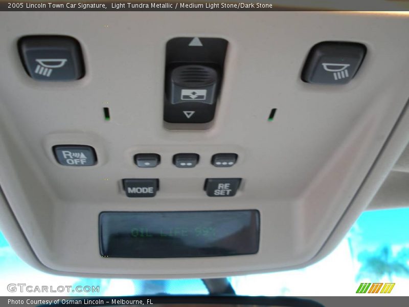 Light Tundra Metallic / Medium Light Stone/Dark Stone 2005 Lincoln Town Car Signature