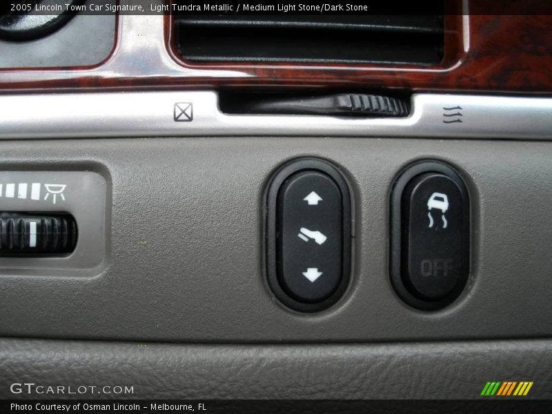 Light Tundra Metallic / Medium Light Stone/Dark Stone 2005 Lincoln Town Car Signature