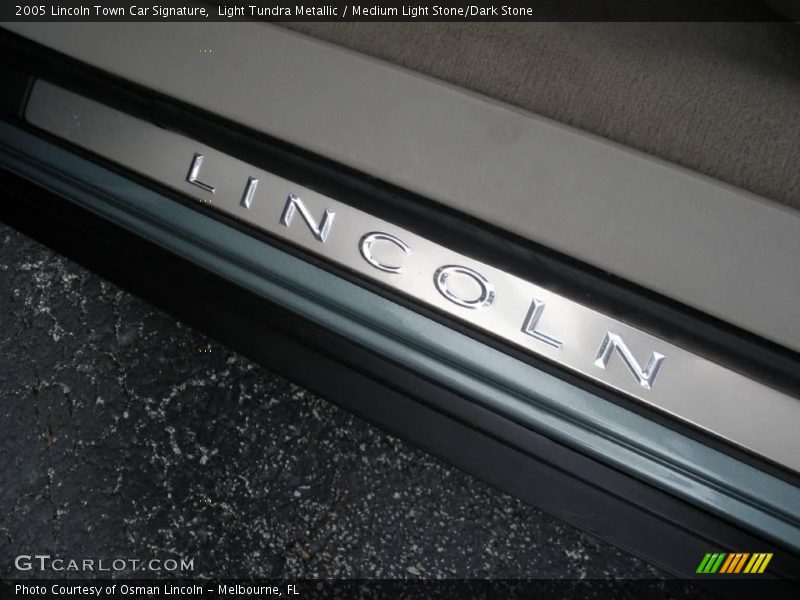 Light Tundra Metallic / Medium Light Stone/Dark Stone 2005 Lincoln Town Car Signature