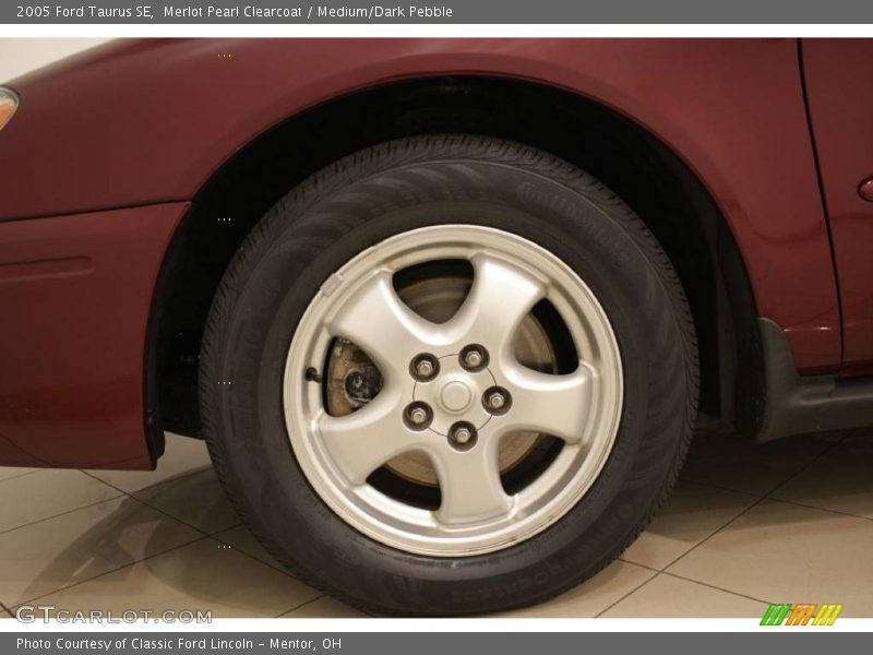 Merlot Pearl Clearcoat / Medium/Dark Pebble 2005 Ford Taurus SE