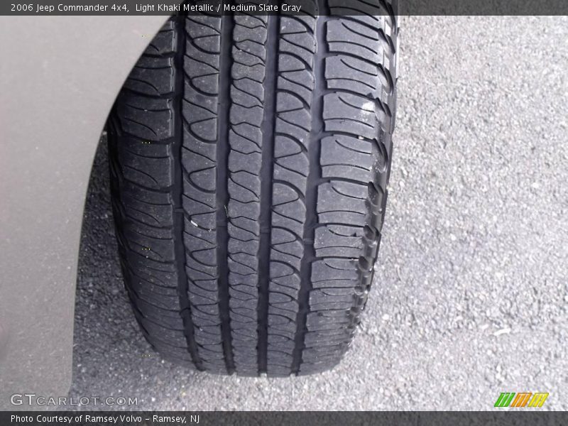 Light Khaki Metallic / Medium Slate Gray 2006 Jeep Commander 4x4