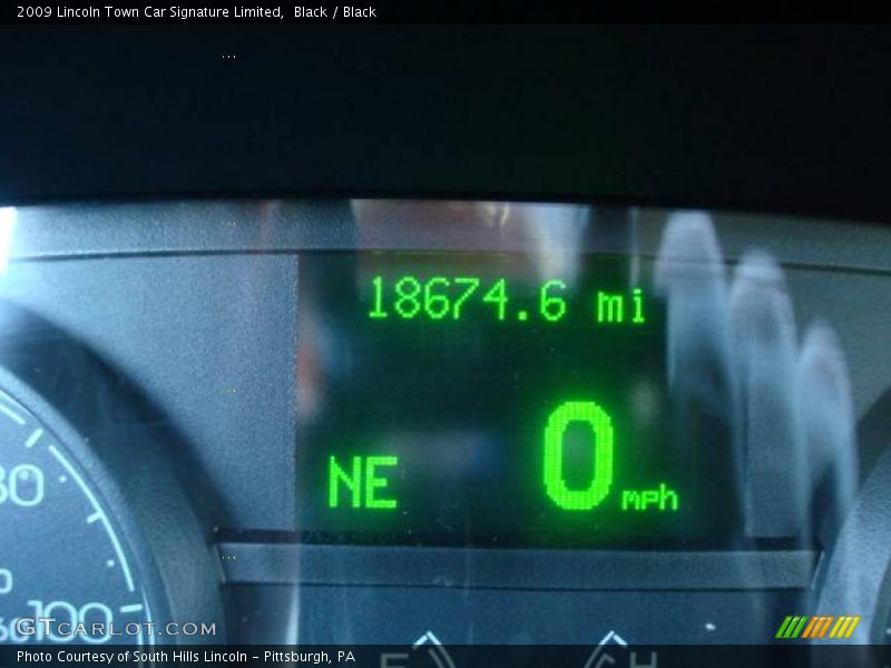 Black / Black 2009 Lincoln Town Car Signature Limited