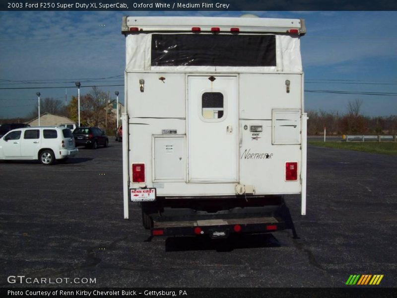 Oxford White / Medium Flint Grey 2003 Ford F250 Super Duty XL SuperCab