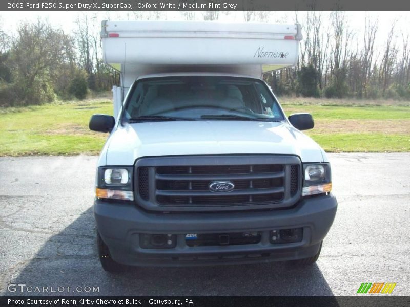 Oxford White / Medium Flint Grey 2003 Ford F250 Super Duty XL SuperCab