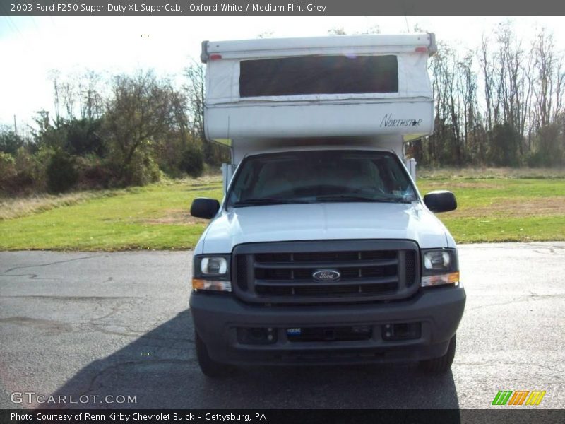 Oxford White / Medium Flint Grey 2003 Ford F250 Super Duty XL SuperCab