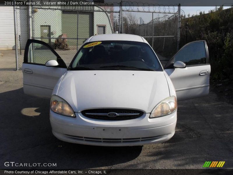 Vibrant White / Dark Charcoal 2001 Ford Taurus SE
