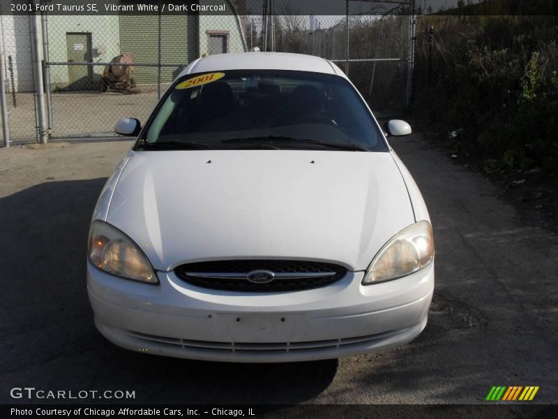 Vibrant White / Dark Charcoal 2001 Ford Taurus SE