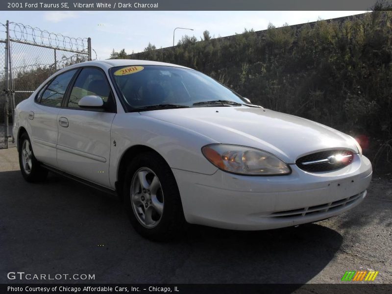 Vibrant White / Dark Charcoal 2001 Ford Taurus SE
