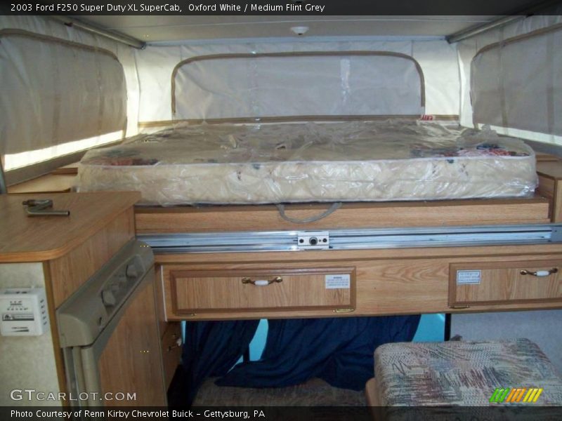 Oxford White / Medium Flint Grey 2003 Ford F250 Super Duty XL SuperCab